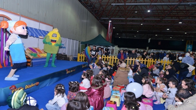 23 Nisan çocukları Elif’in Düşleri’yle eğleniyor. Kocaeli 11. 23 Nisan uluslararası çocuk festivali