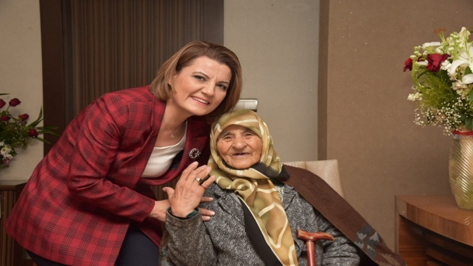 Başkan Hürriyet “yeni bir sayfa,yeni bir dönem açıyoruz”. İzmit belediye başkanı Fatma Kaplan Hürriyet