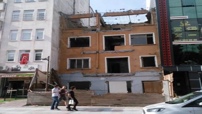 Kadıköy’deki harabe yapı yıkıldı